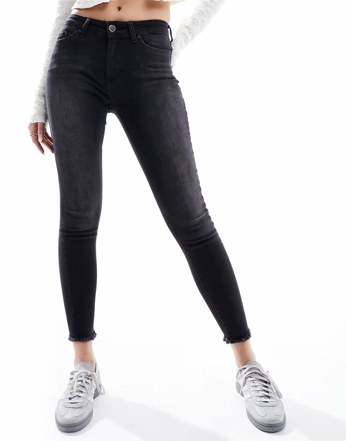 – Knöchellange Jeans mit engem Schnitt in Schwarz