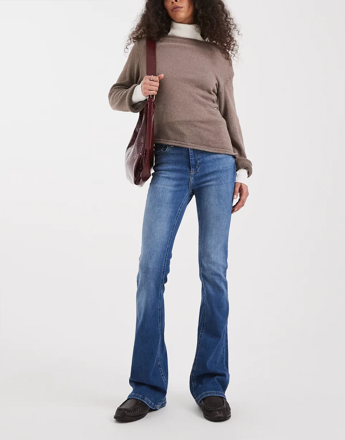 – Denim-Schlagjeans in Mittelblau