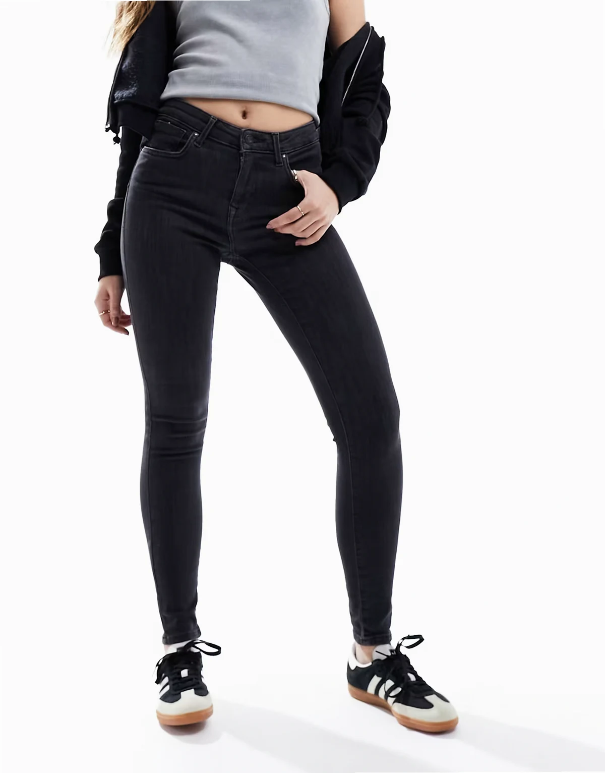 – Eng geschnittene Jeans aus dunkelgrauem Denim mit Push-up-Effekt
