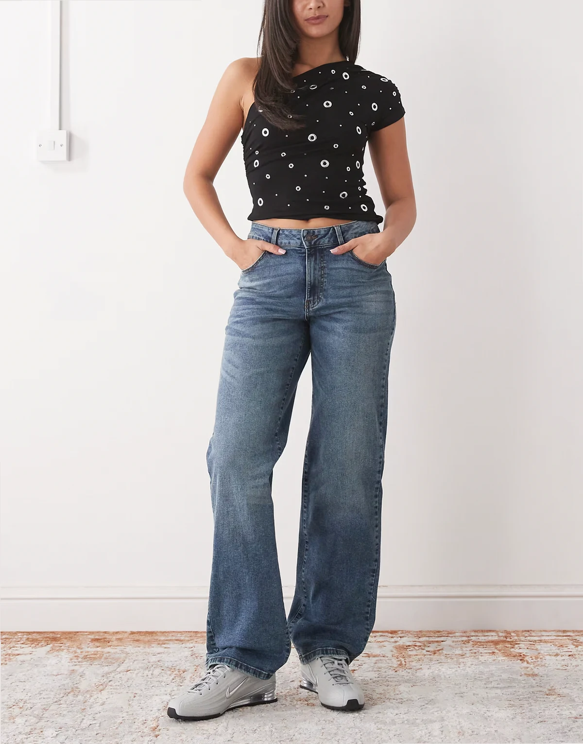 – Jeans aus dunkelblauem Denim mit niedrigem Bund und weitem Bein