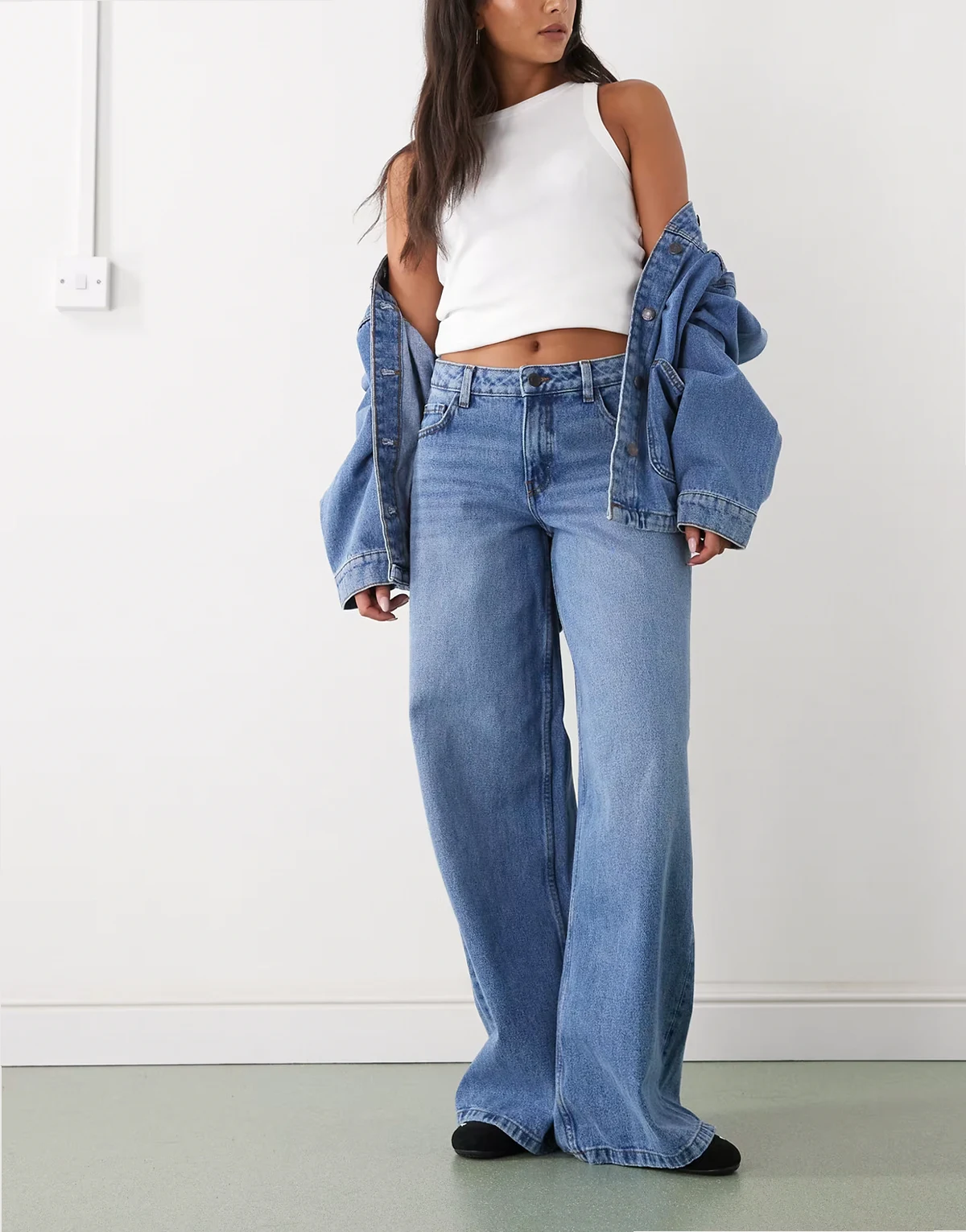 – Jeans in Mittelblau mit niedrigem Bund und weitem Bein