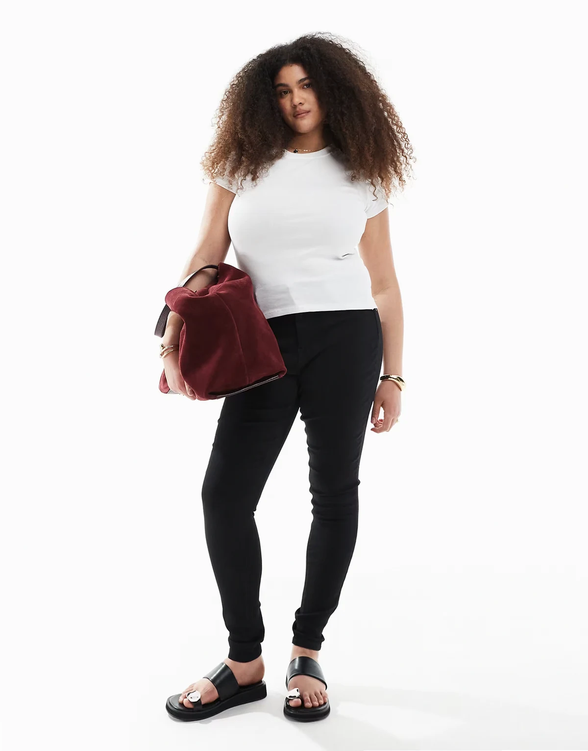 – Czarne jeansy z podwyższonym stanem i efektem push-up