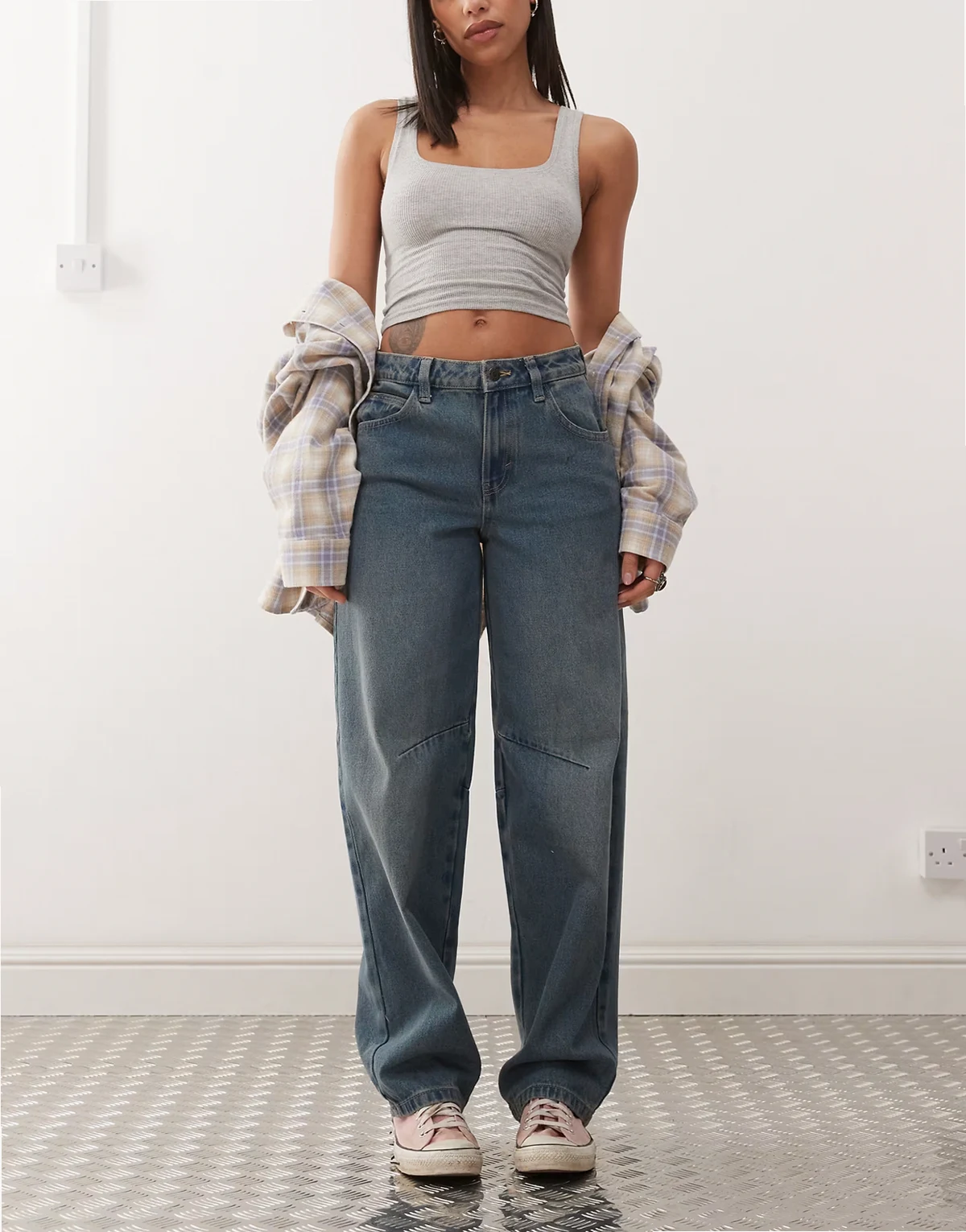– Hazel – Jeans in Vintage-Mittelblau mit weitem, abgerundetem Bein und Naht am Knie