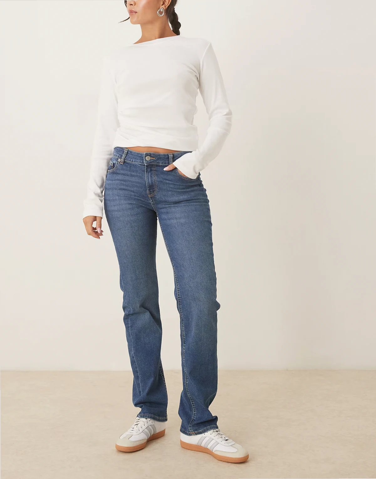 – Nice – Jeans in Mittelblau mit schmalem, geradem Schnitt