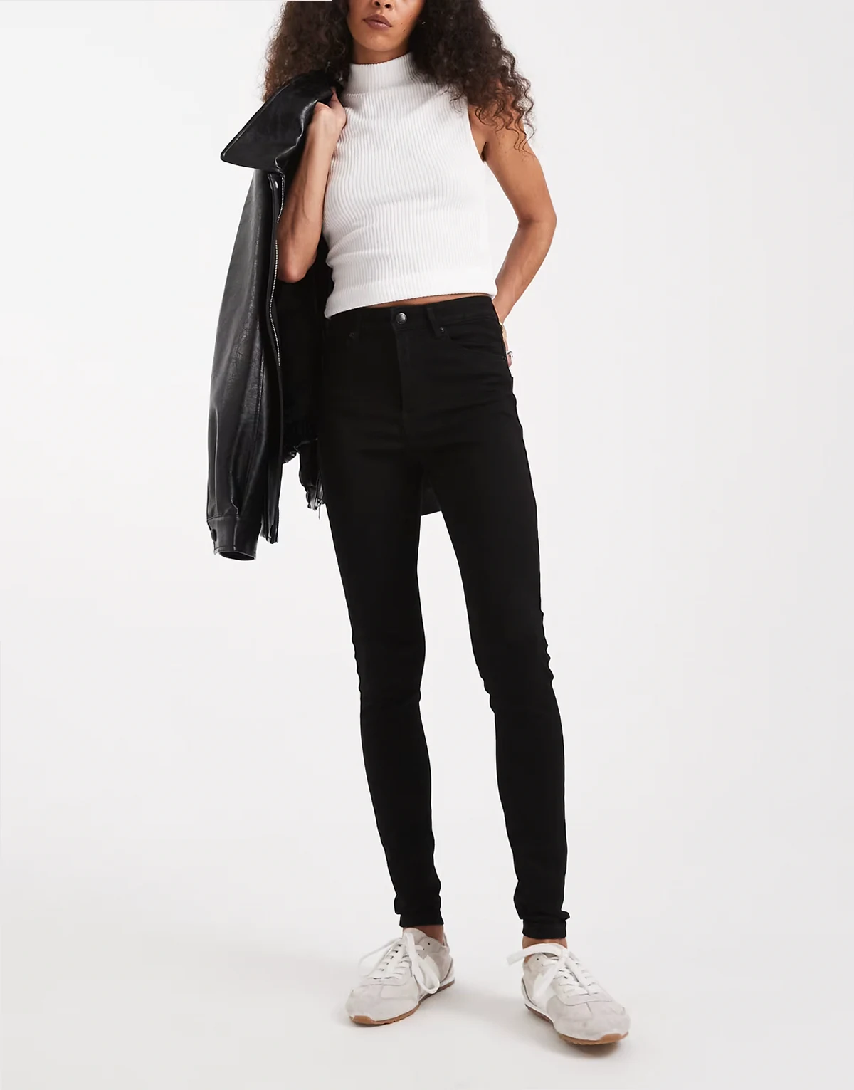 – Sophia – Eng geschnittene Jeans in Schwarz mit hohem Bund