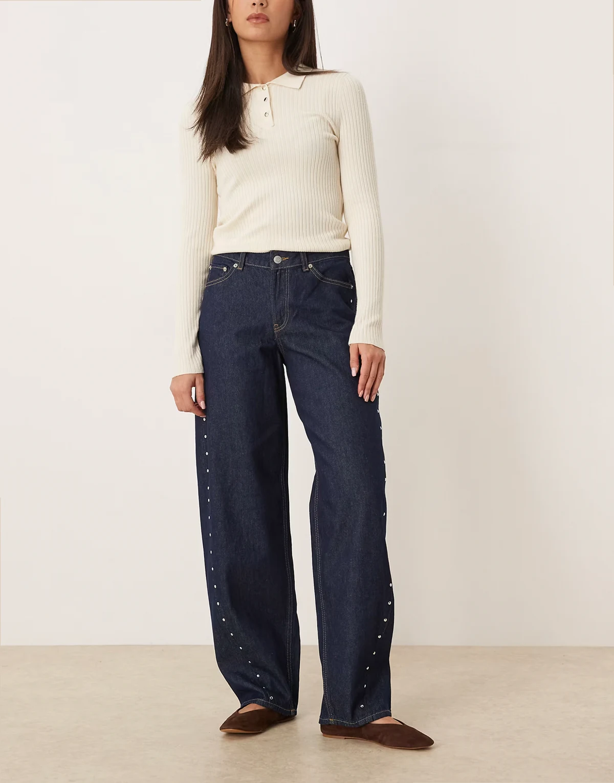 – Fuji – Jeans in dunkler Waschung mit abgerundetem Beinschnitt und Nietendetails