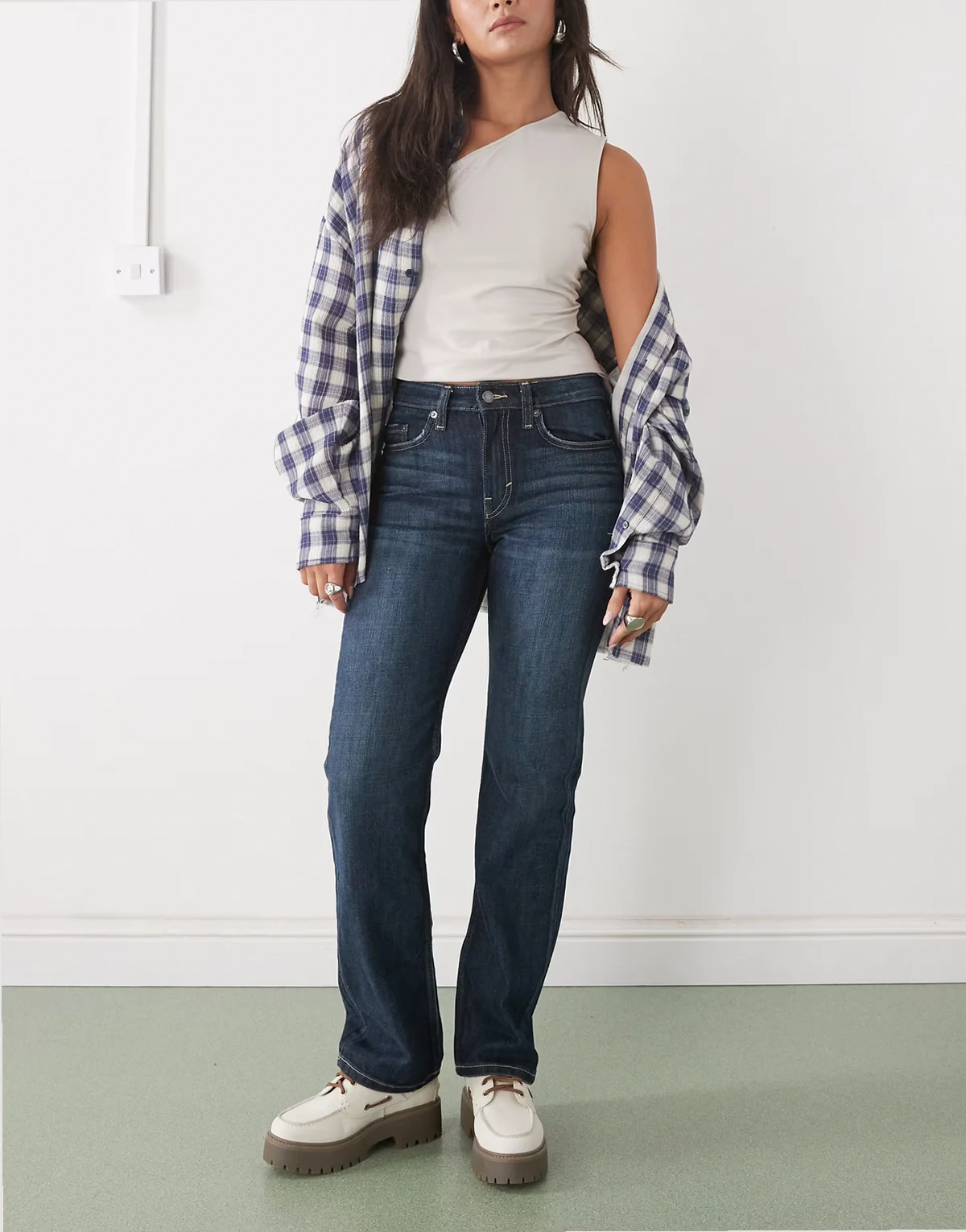 – Laika – Jeans in dunkelblauer Waschung mit mittelhohem Bund und geradem Bein