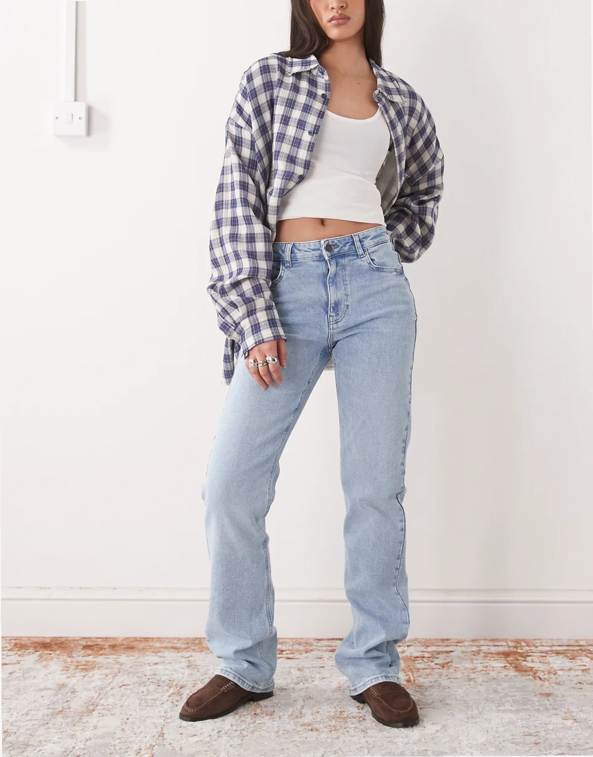 – Monica – Jasnoniebieskie jeansy o prostym kroju z podwyższonym stanem