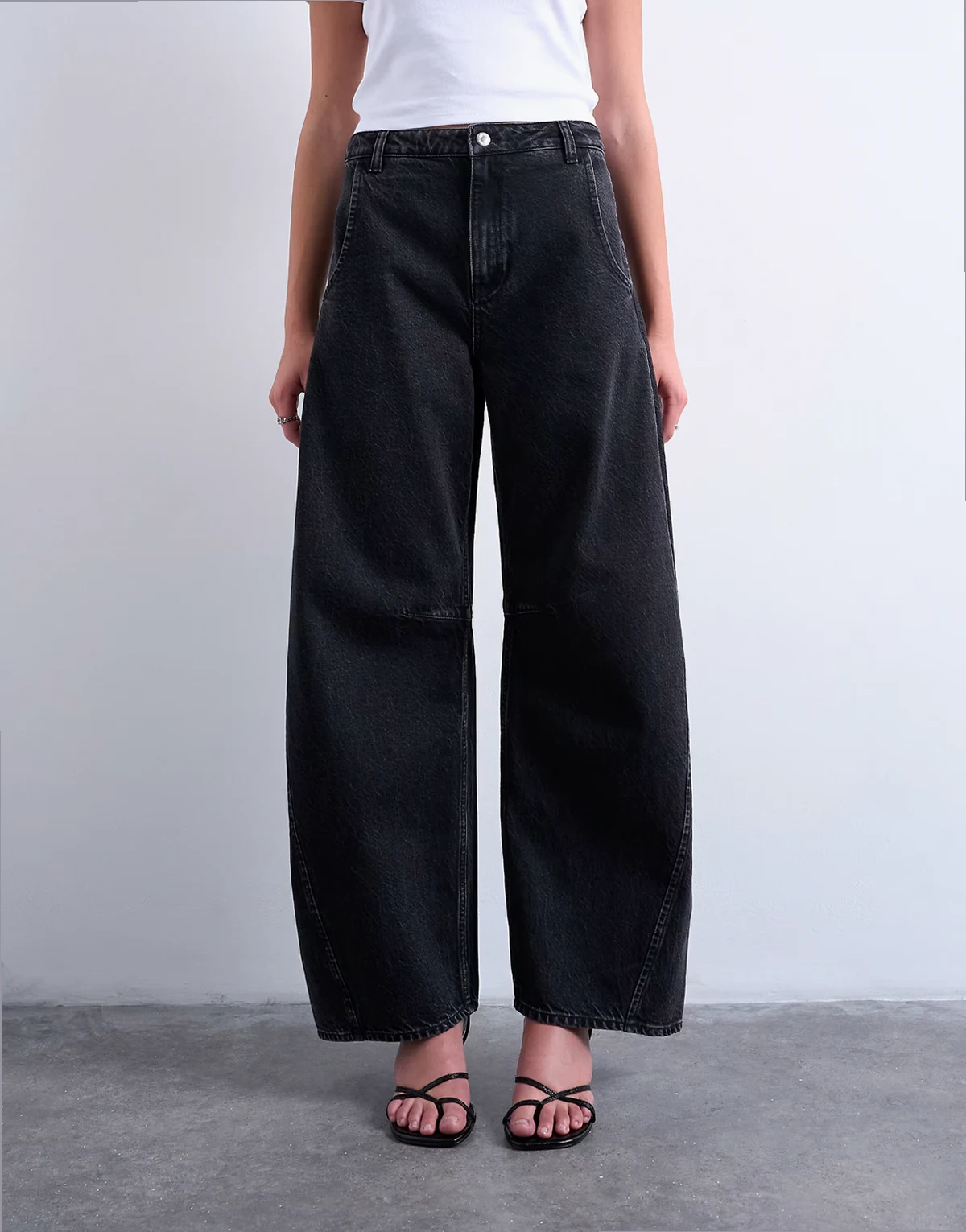 – Horseshoe – Barrel-Jeans in verwaschenem Schwarz mit mittelhohem Bund
