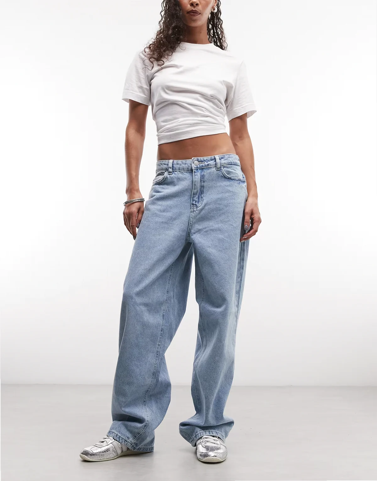 – Alexa – Jasnoniebieskie jeansy ze średnim stanem i szerokimi nogawkami