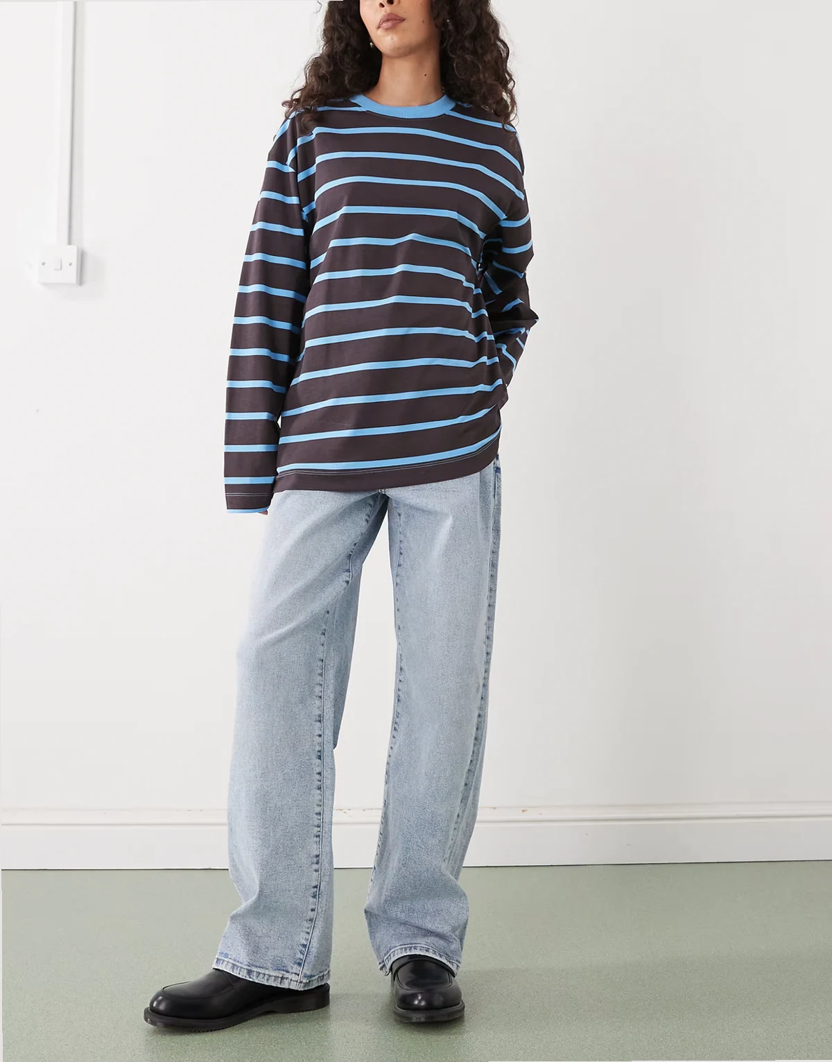 – Josie – Obszerne jasnoniebieskie jeansy z podwyższonym stanem