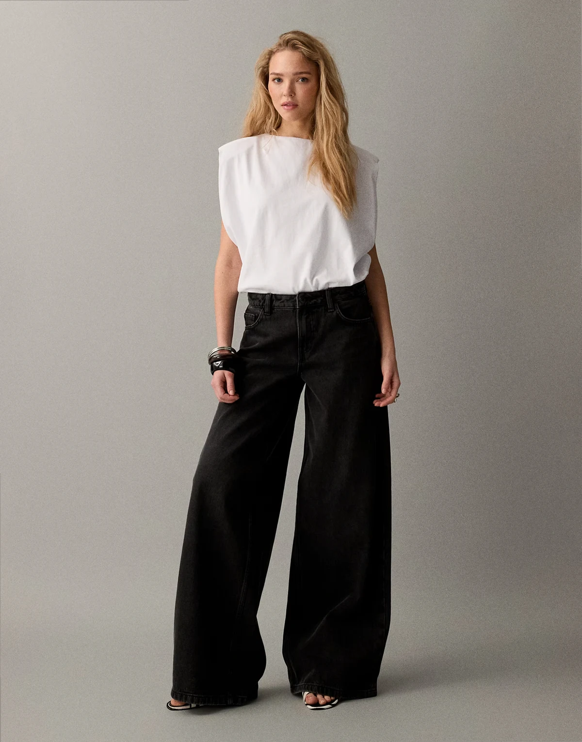 – Czarne jeansy z szerokimi nogawkami i obniżonym stanem