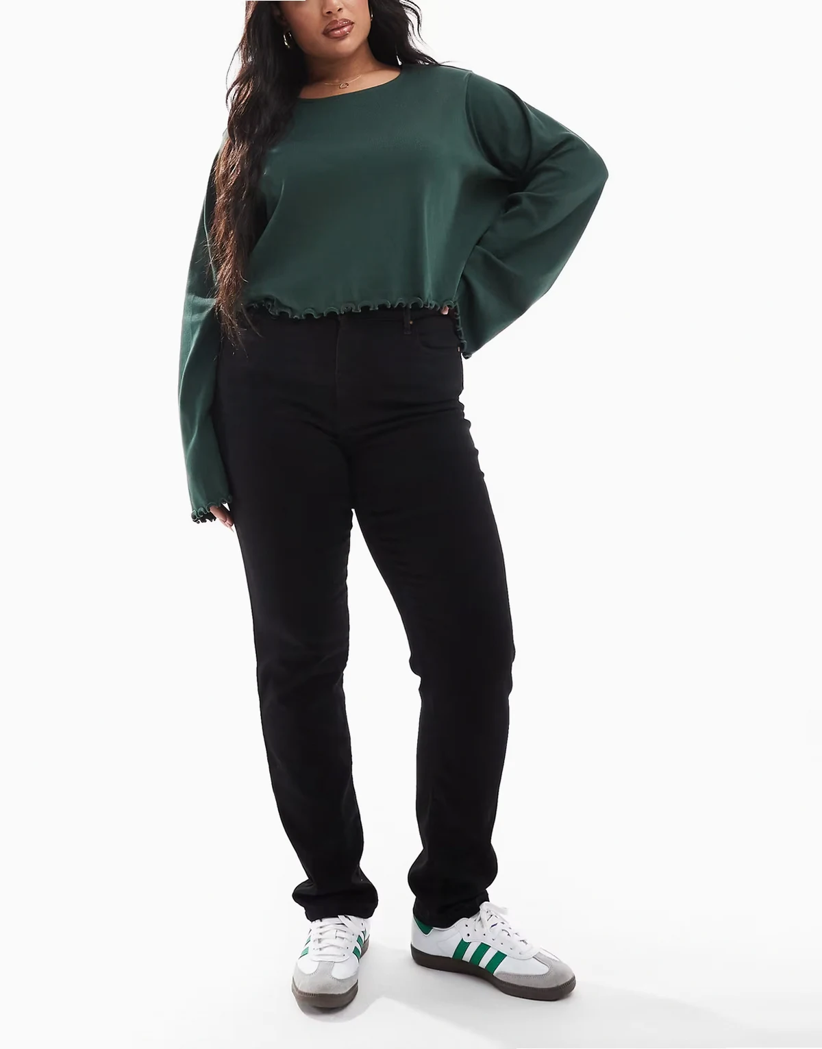 – Dopasowane jeansy w spranym czarnym kolorze