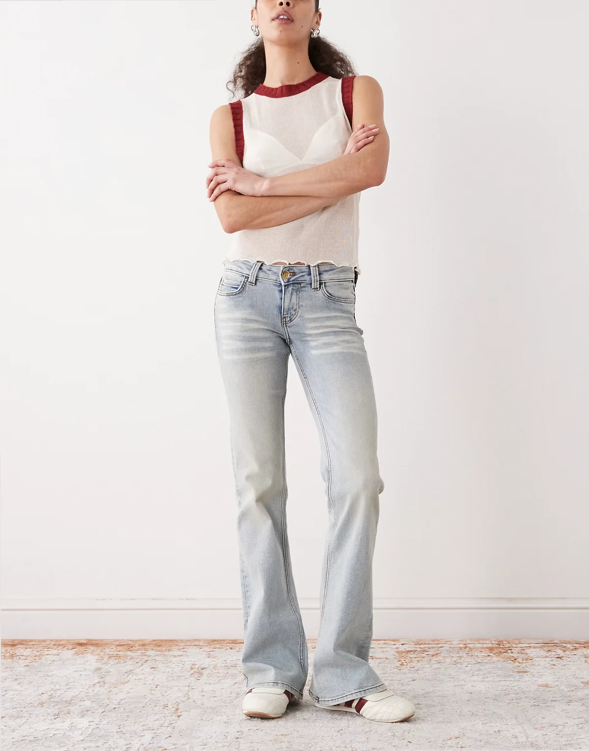 – Booty Bei – Jasnoniebieskie elastyczne jeansy o fasonie bootcut z niskim stanem