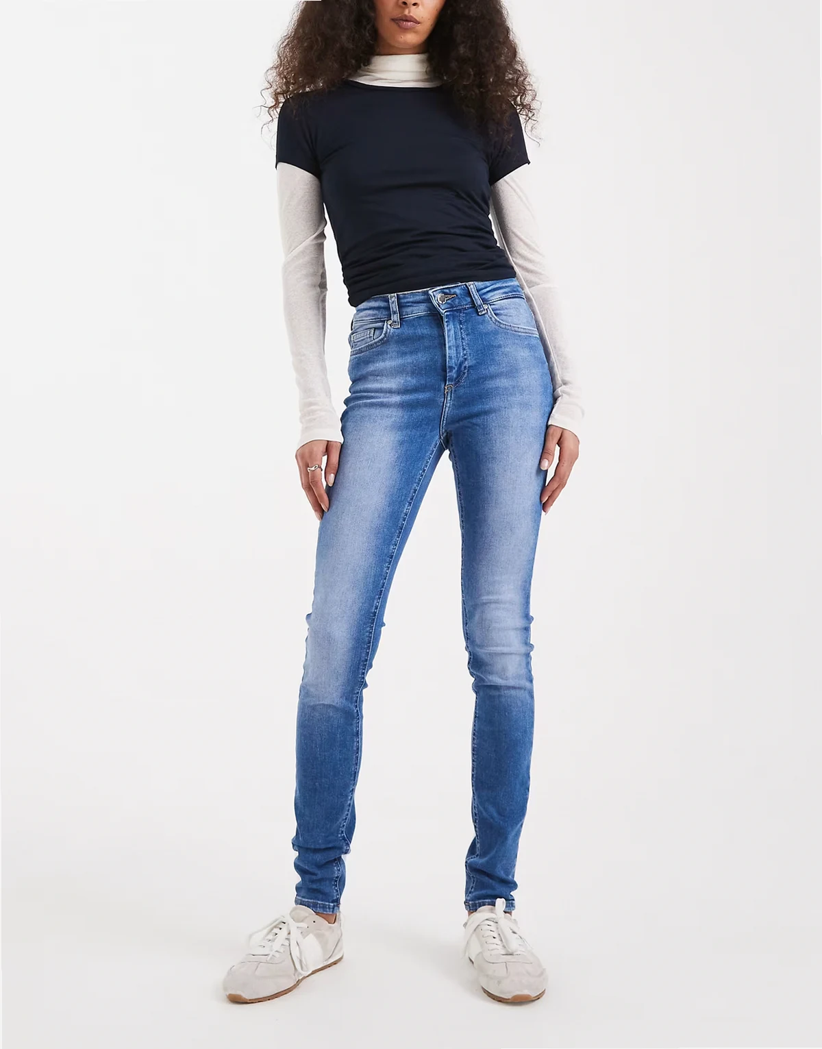 – Blush – Jeans in Mittelblau mit mittelhohem Bund und engem Schnitt