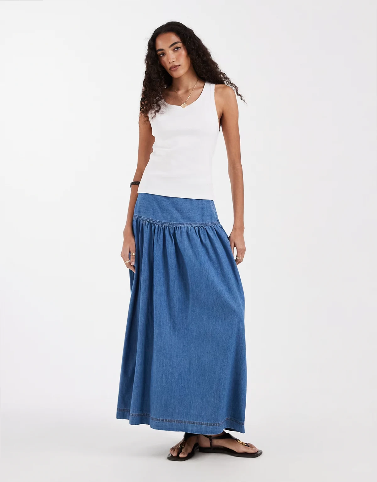 – Maxi-Jeansrock in Mittelblau mit tiefer Taille