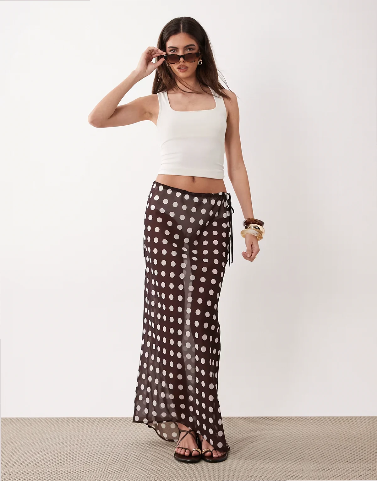 – Strand-Maxirock aus Chiffon in Schokobraun mit Polka-Dots und asymmetrischem Schnitt