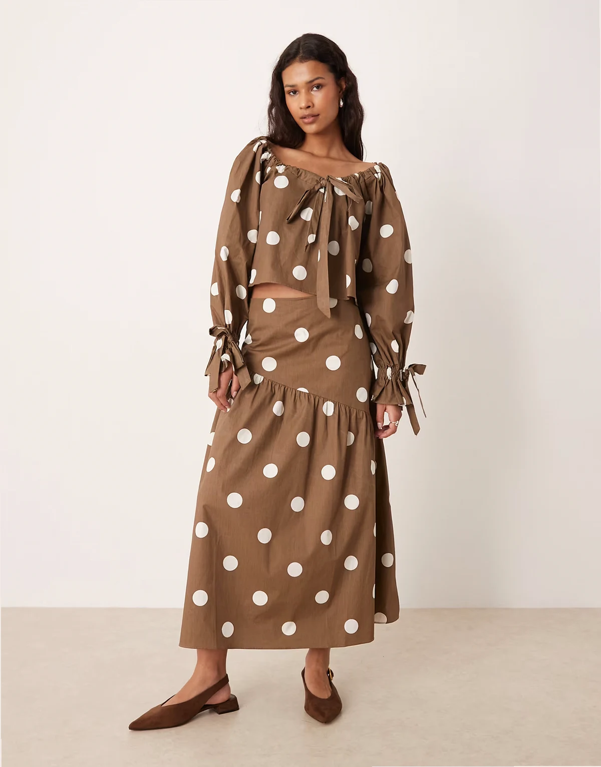 – Midaxirock in Braun mit Polka Dots, asymmetrischem Schnitt und abfallender Taille, Kombiteil
