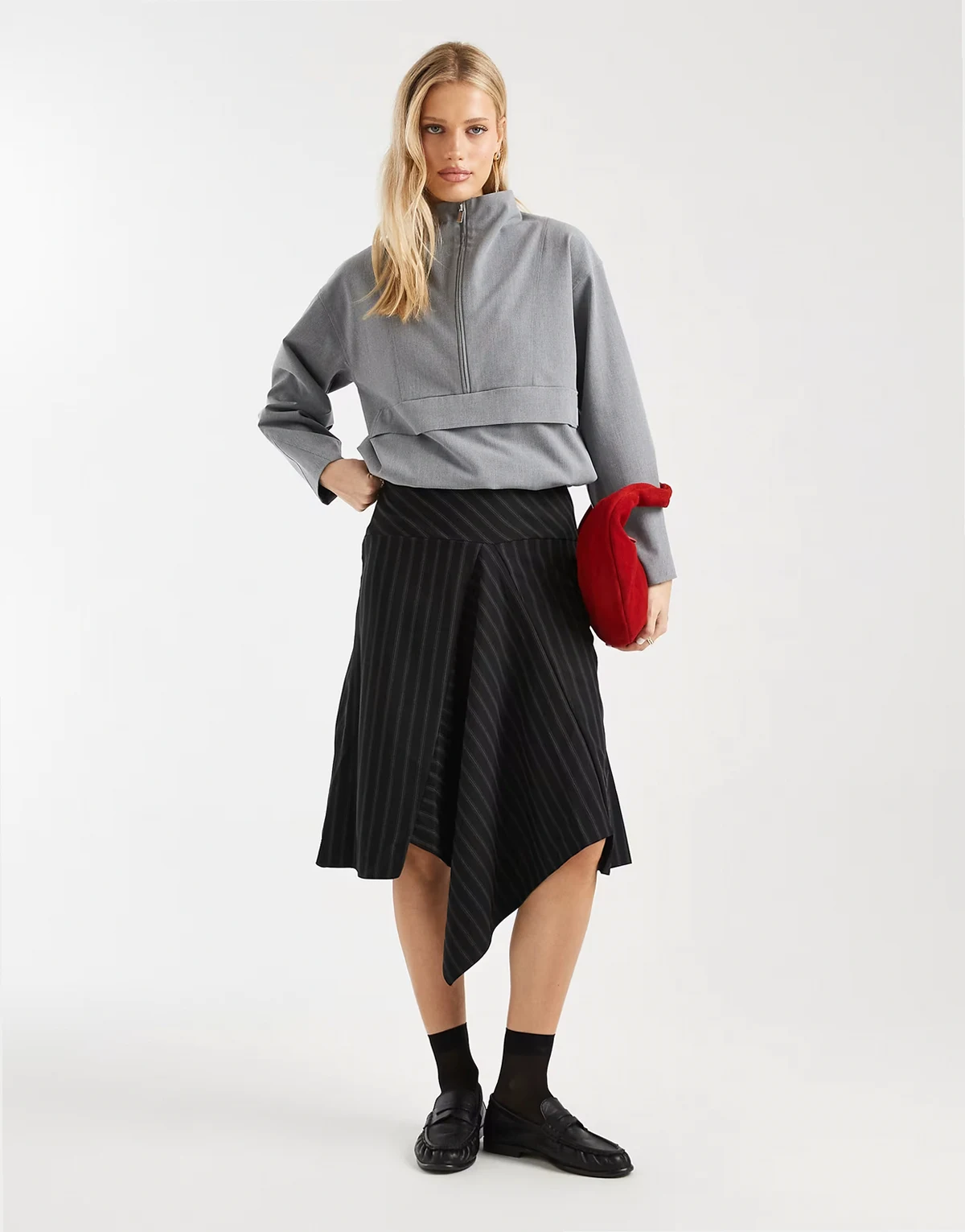 – Midirock im 90er-Stil mit tiefem Saum und Nadelstreifen