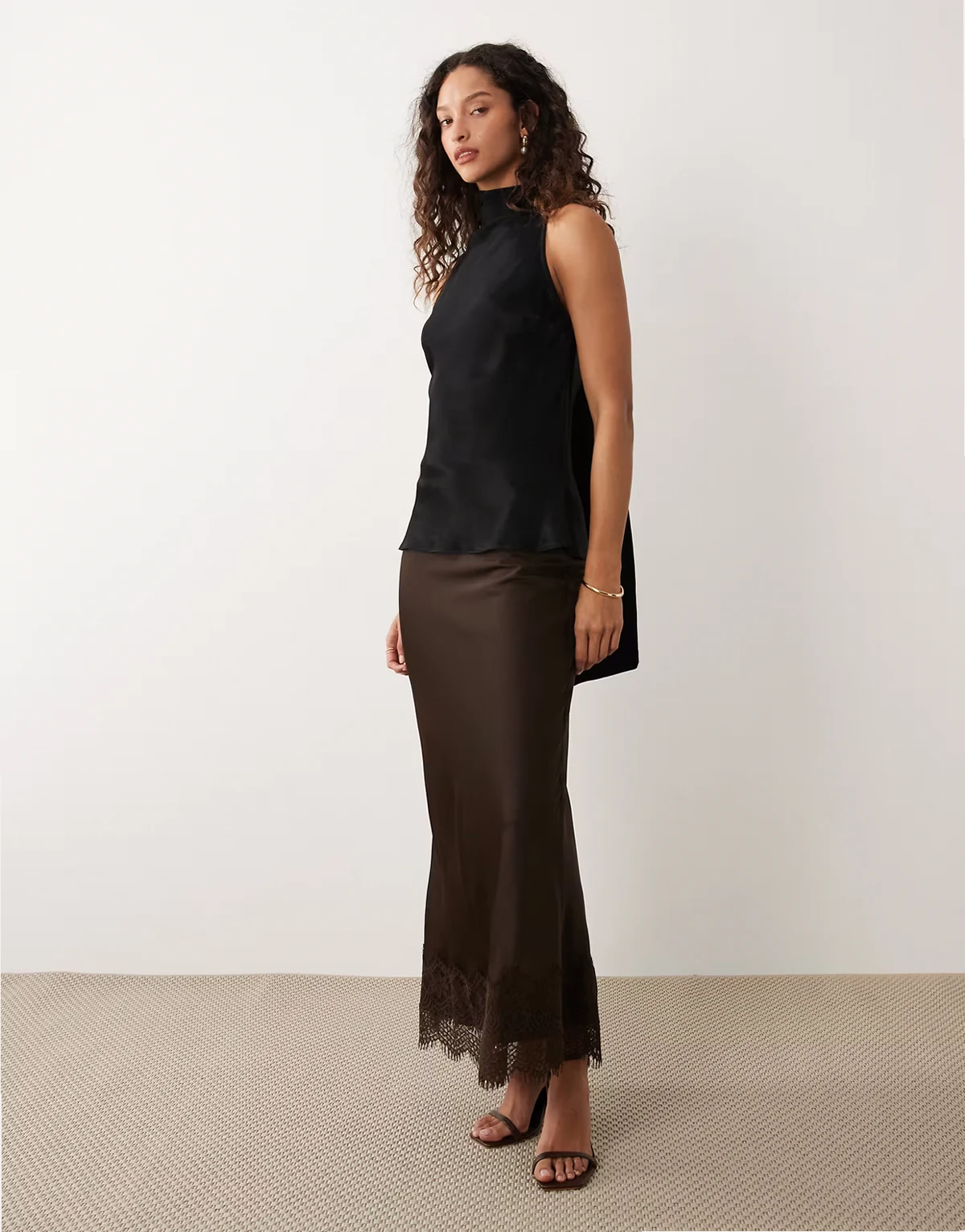 – Satin-Maxirock in Schokobraun mit Spitzenborte