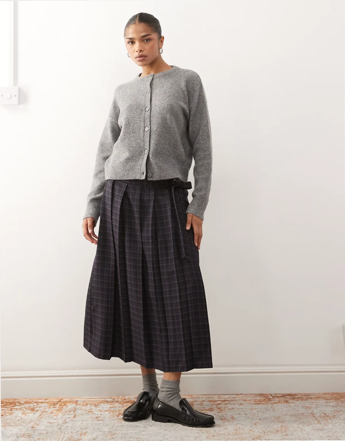 – Eleganter Midi-Schottenrock in kariertem Marineblau mit Wickeldetail und Schleife