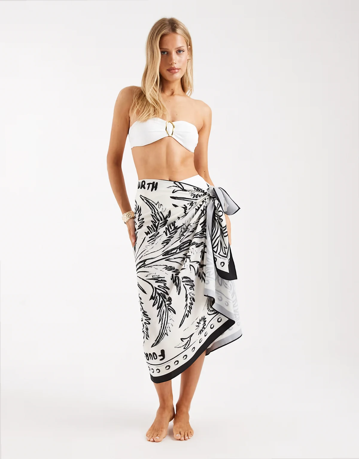 – Czarno-biała satynowa spódnica plażowa typu sarong we wzór w palmy