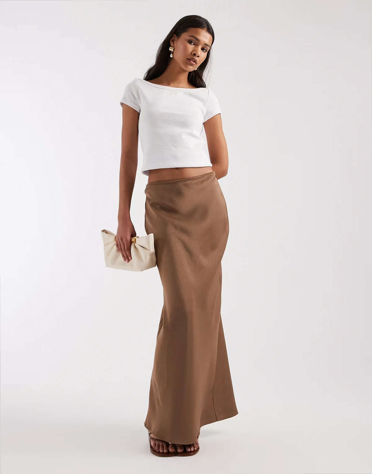 – Satynowa spódnica kolumnowa maxi w kolorze mokki