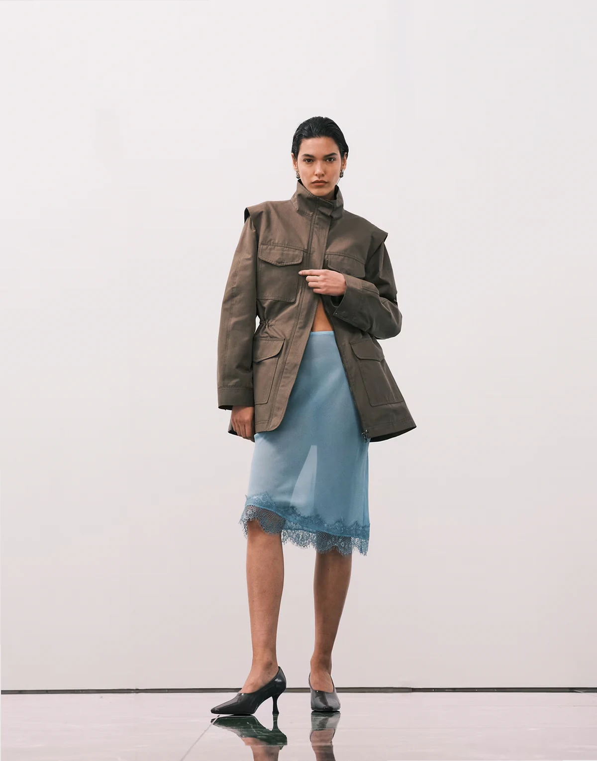 – Transparenter Midirock in Blau mit Spitzensaum