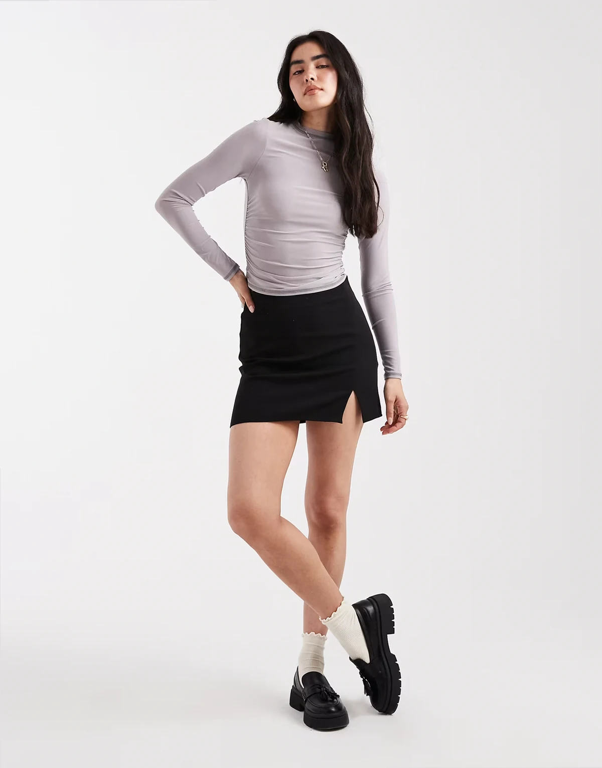 – Spódnica mini z rozcięciem z przodu