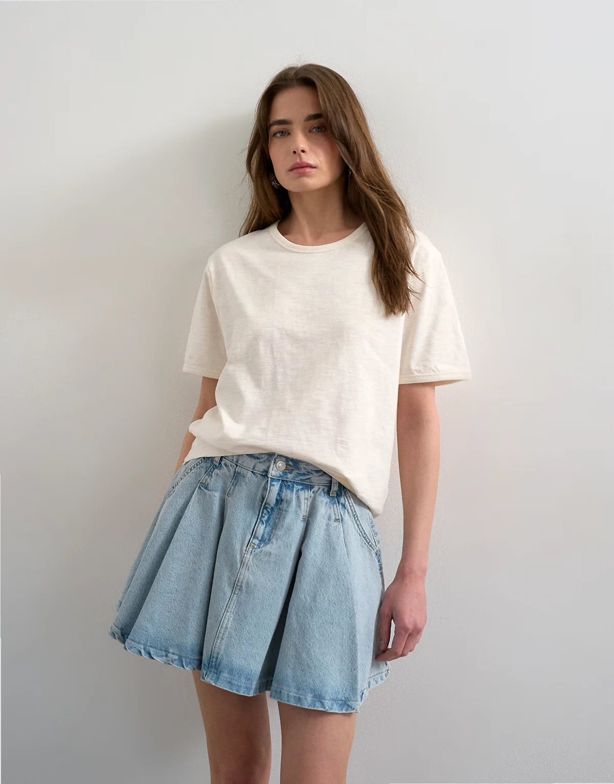 – Weiter Mini-Faltenrock aus Denim in Bleach-Waschung