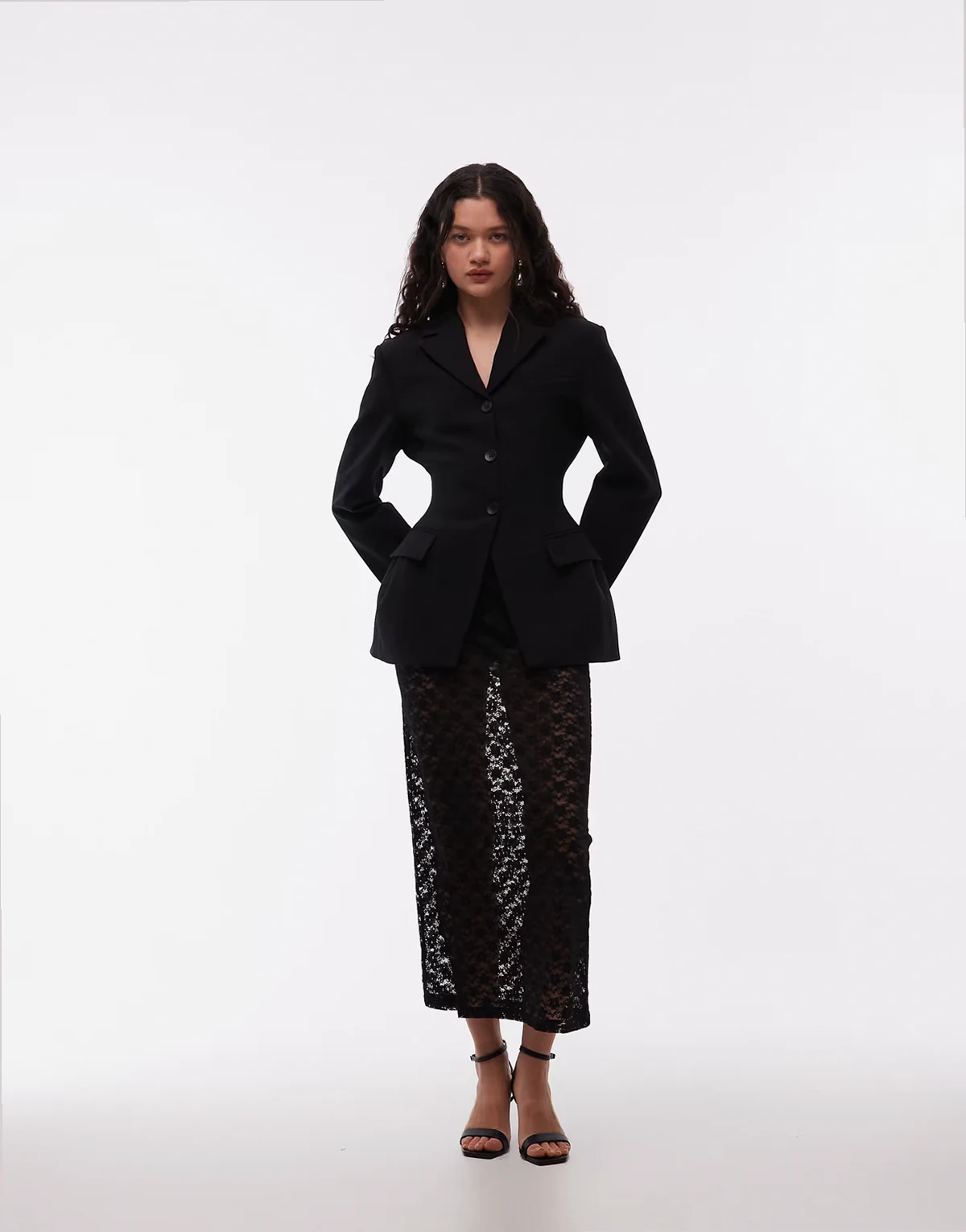 – Gerade geschnittener Maxirock aus transparenter Spitze in Schwarz