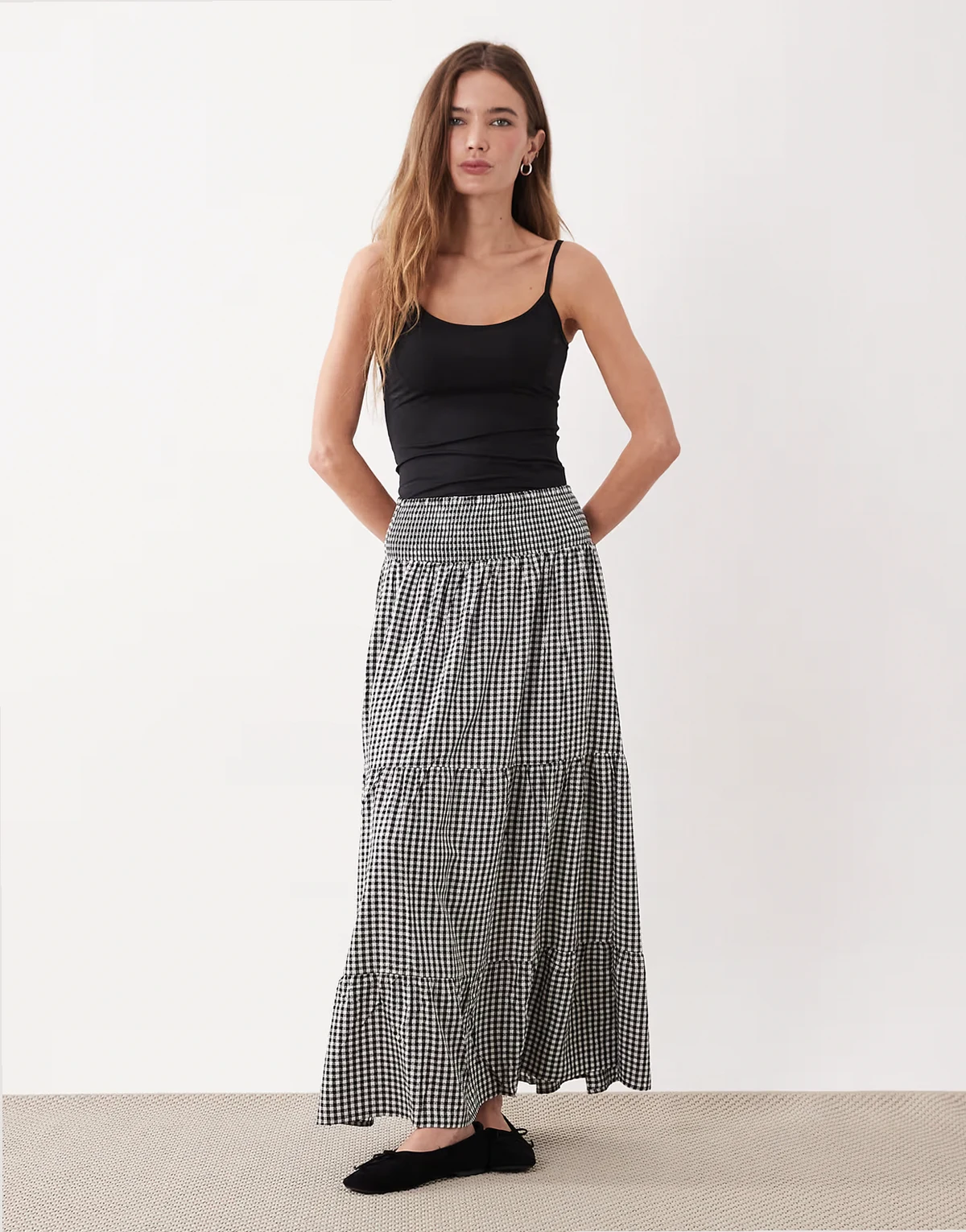 – Maxirock in Schwarz mit Vichy-Karos und Stufensaum