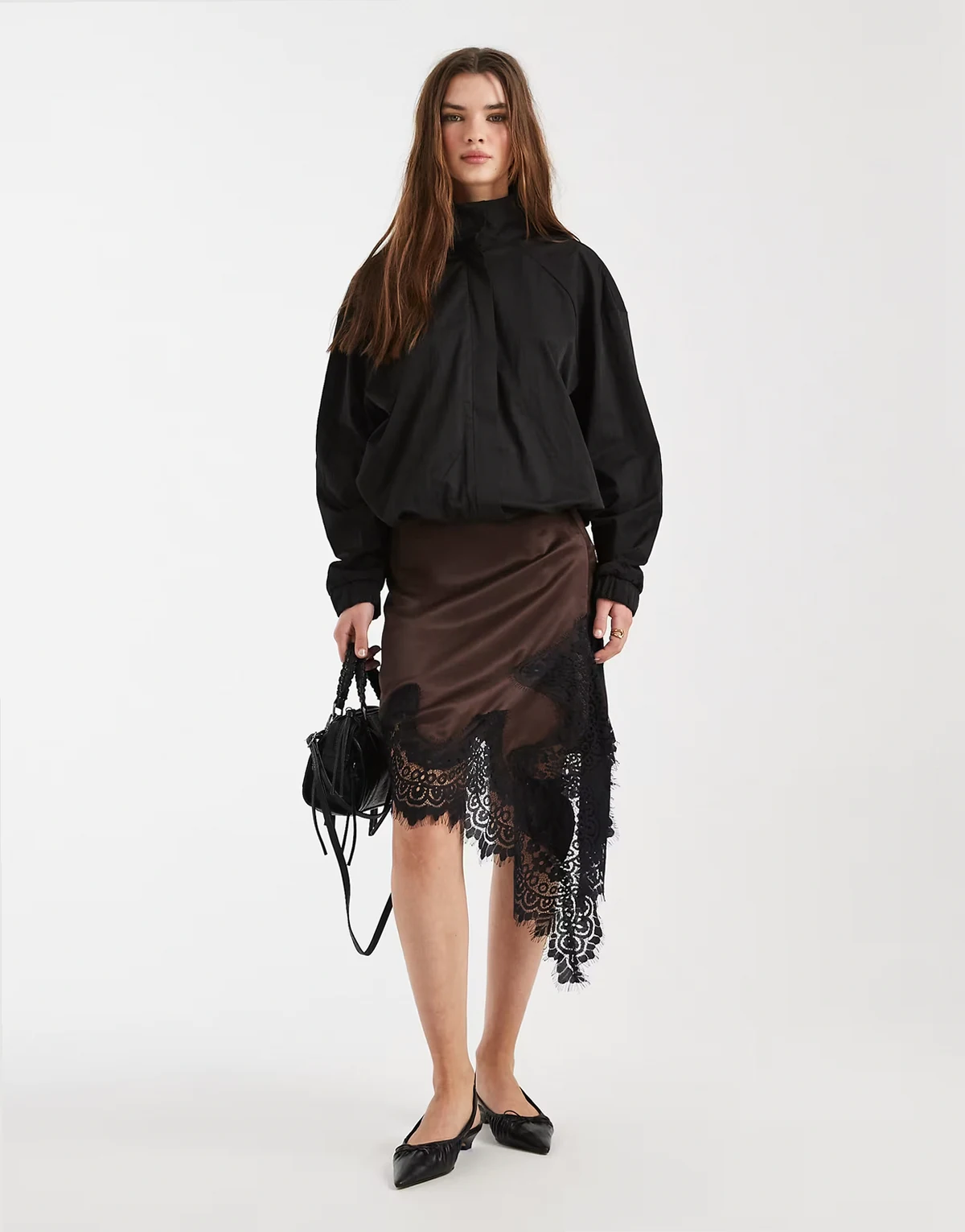 – Minirock aus Satin in Schokobraun mit asymmetrischem Spitzensaum