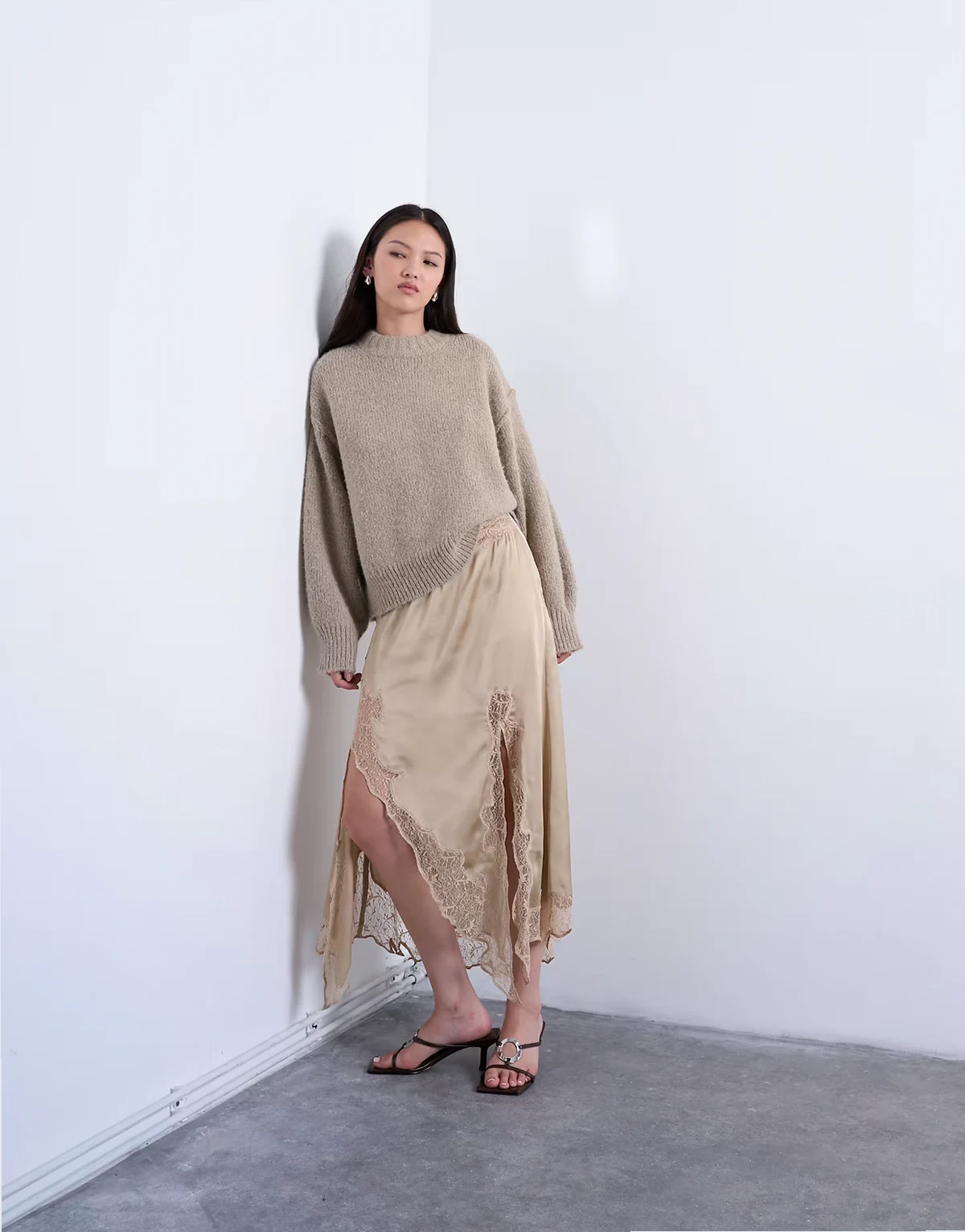 – Midirock aus Satin und Spitze in Taupe mit Zipfelsaum