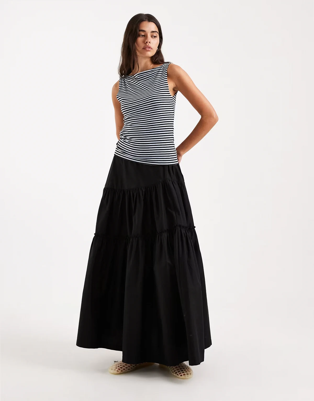 – Czarna asymetryczna spódnica kaskadowa maxi w stylu boho