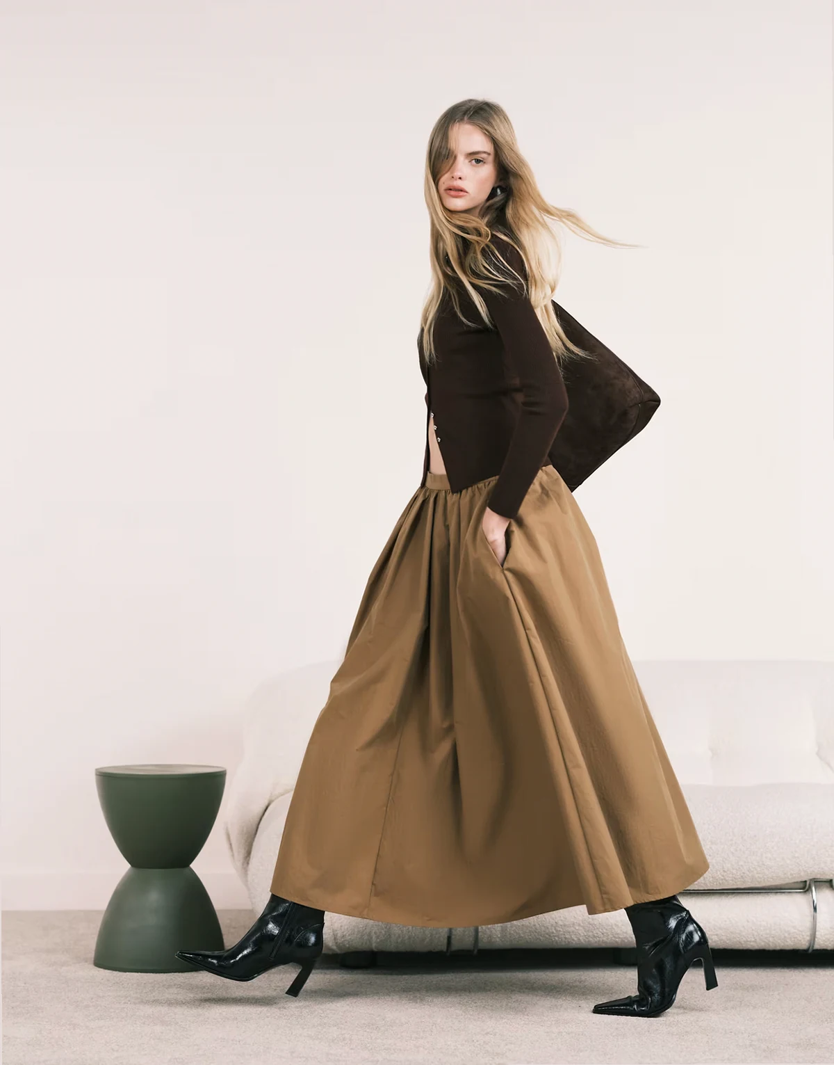 – Midirock in dunklem Camel mit voluminösem Detail