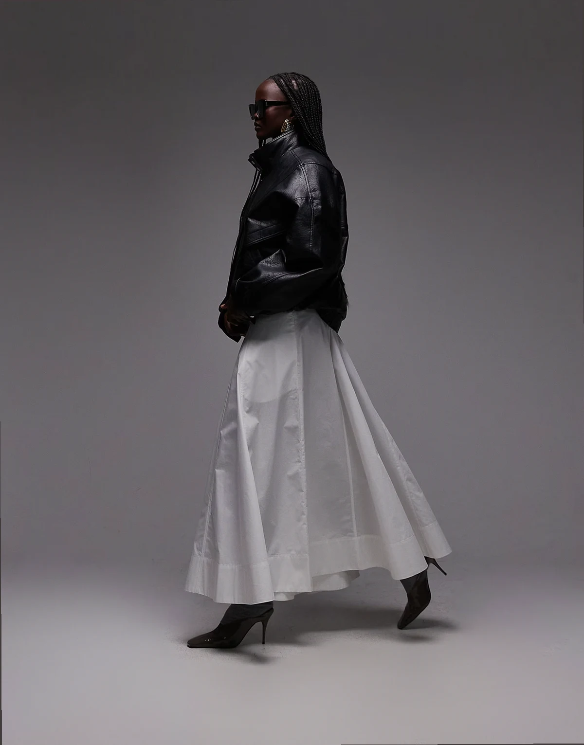 – Maxikleid aus Baumwoll-Popeline in Weiß mit tiefer Taille und Godet-Details