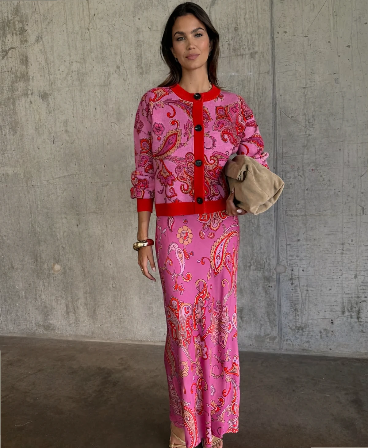 – Dorris – Maxirock aus Satin in Rosa und Rot mit Paisleymuster