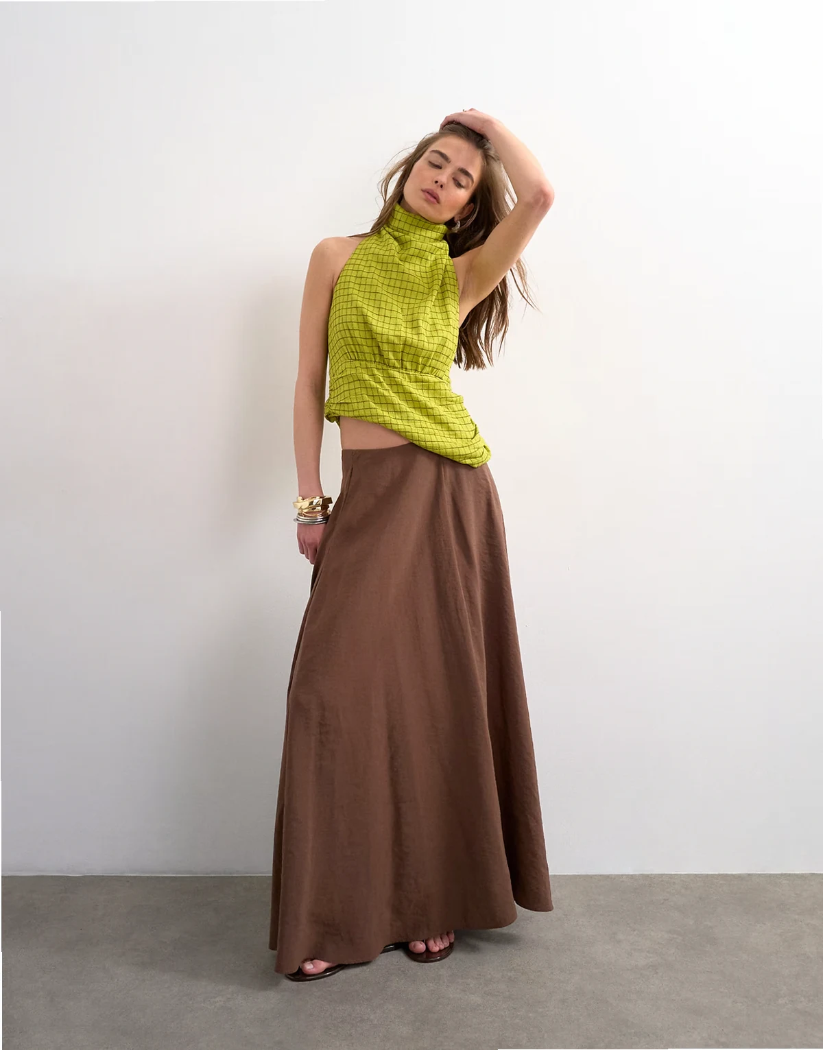 – Czekoladowobrązowa spódnica maxi z pełnego koła z materiału cupro