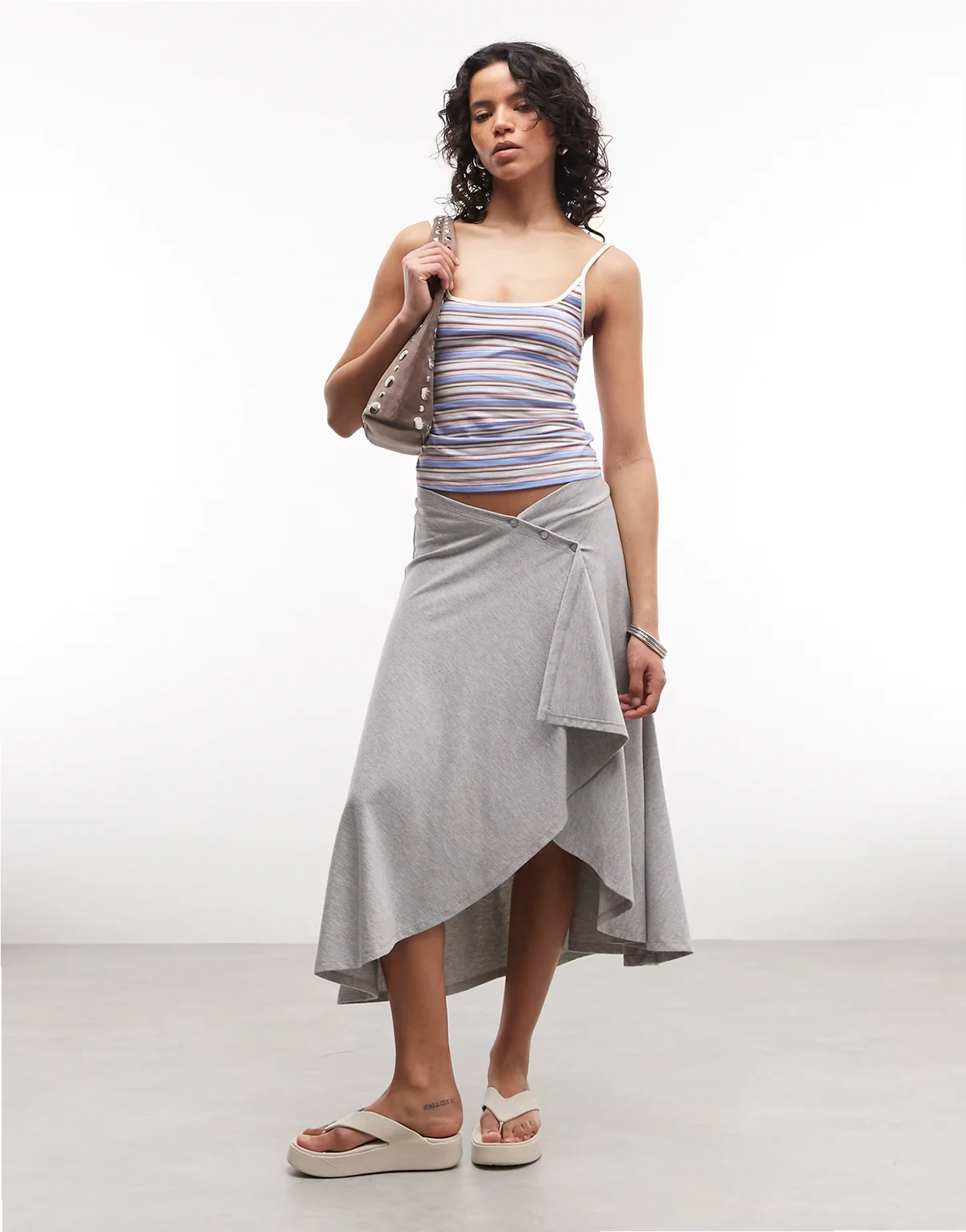 – Szara melanżowa dżersejowa spódnica z asymetrycznym dołem i guzikami