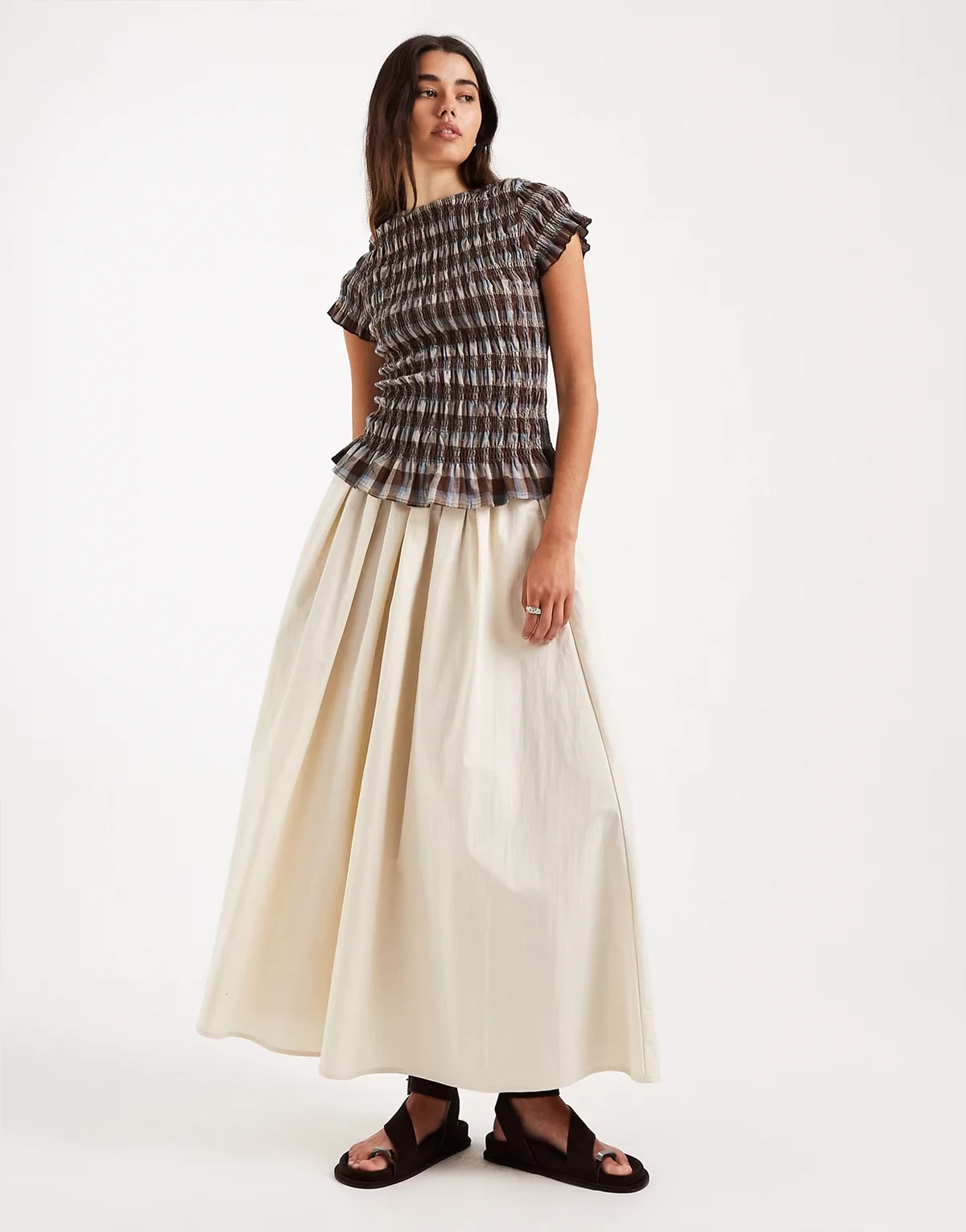 – Kamiennobeżowa obszerna spódnica midi