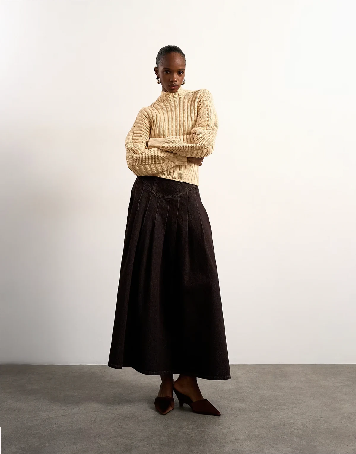Tolu Coker x Topshop – Maxi-Faltenrock aus Denim in brauner Rinse-Waschung mit rundem Design