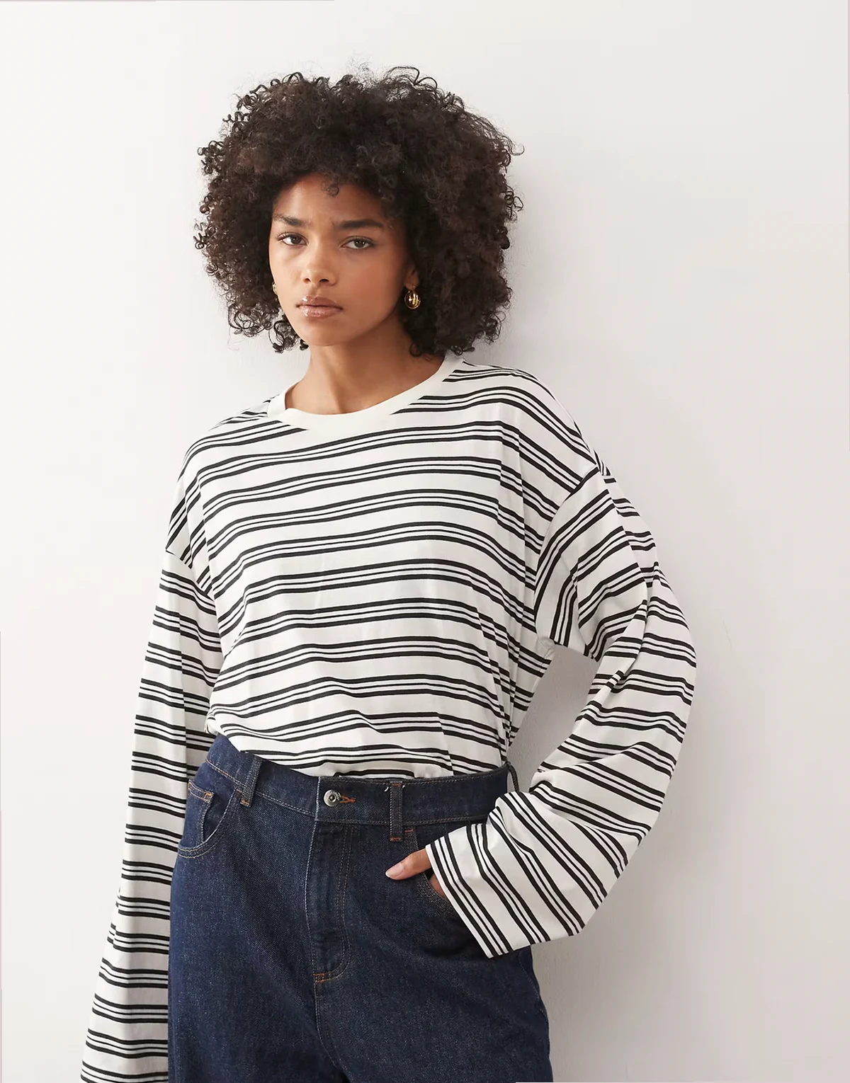 – Czarno-biały T-shirt oversize w paski z długimi rękawami i rozcięciami po bokach