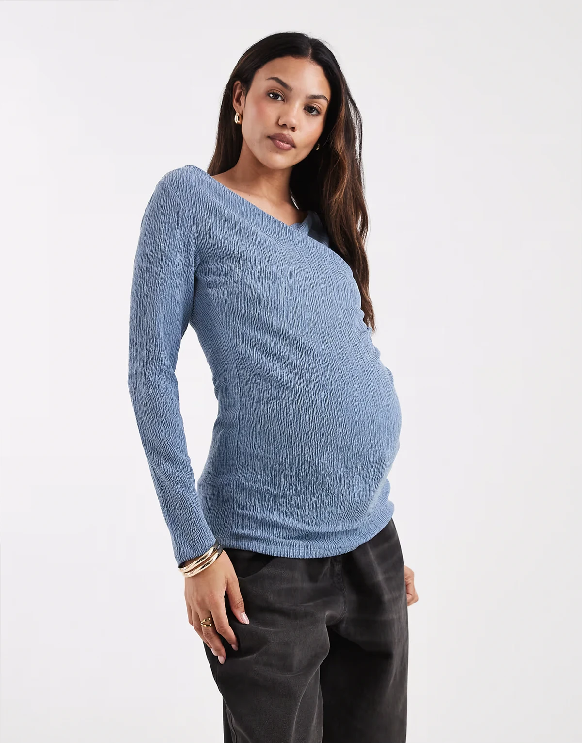 Mamalicious Maternity – Strukturiertes Jersey-Oberteil mit Stillfunktion in zartem Blau mit gewickelter Vorderseite