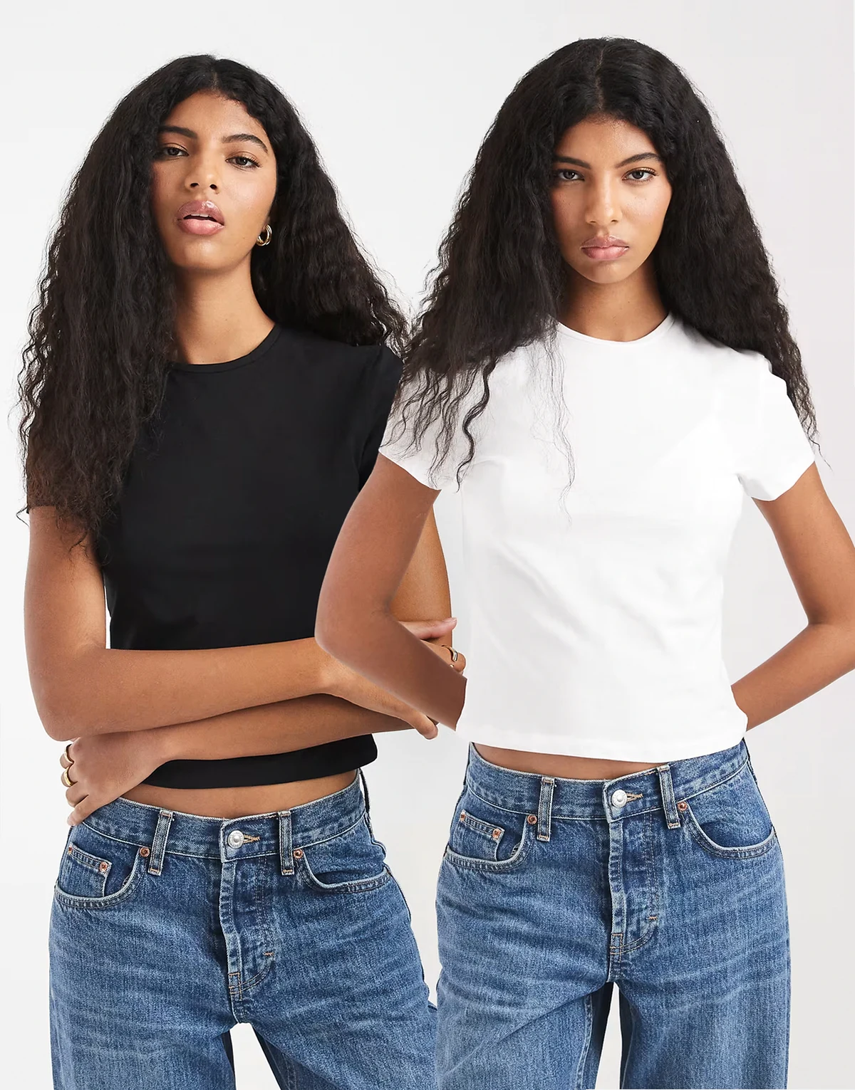 – Zestaw 2 przylegających T-shirtów w kolorach czarnym i białym