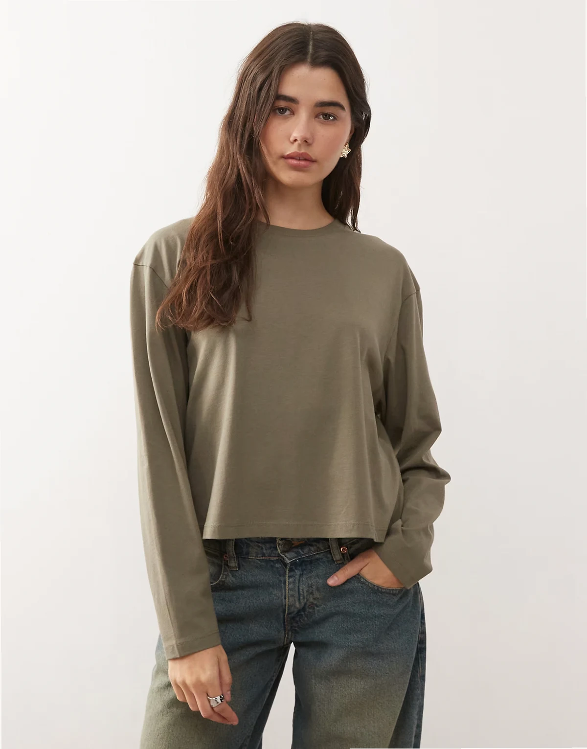 – Langärmliges, kastiges T-Shirt in Olivgrün