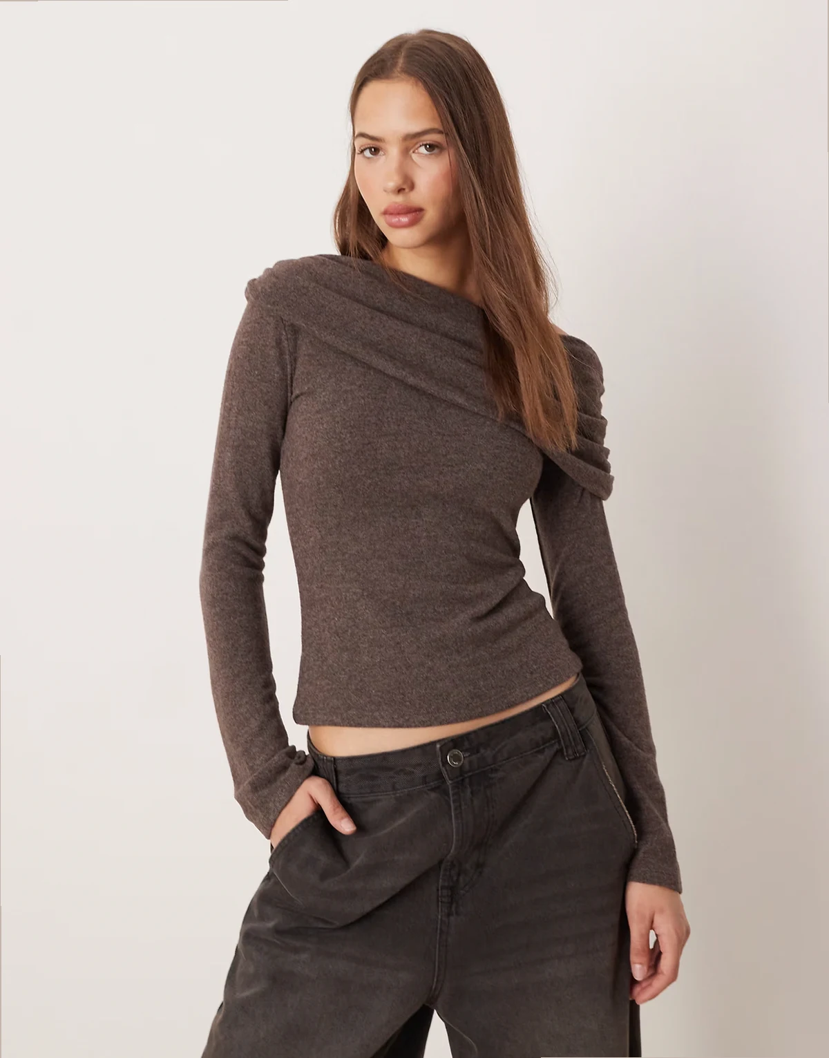– Langärmliges, drapiertes Oberteil in meliertem Braun mit One-Shoulder-Design