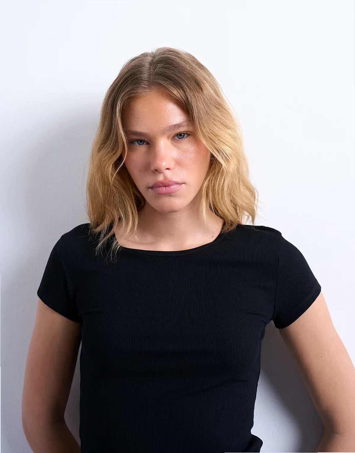 – Czarny prążkowany T-shirt premium z krótkimi rękawami