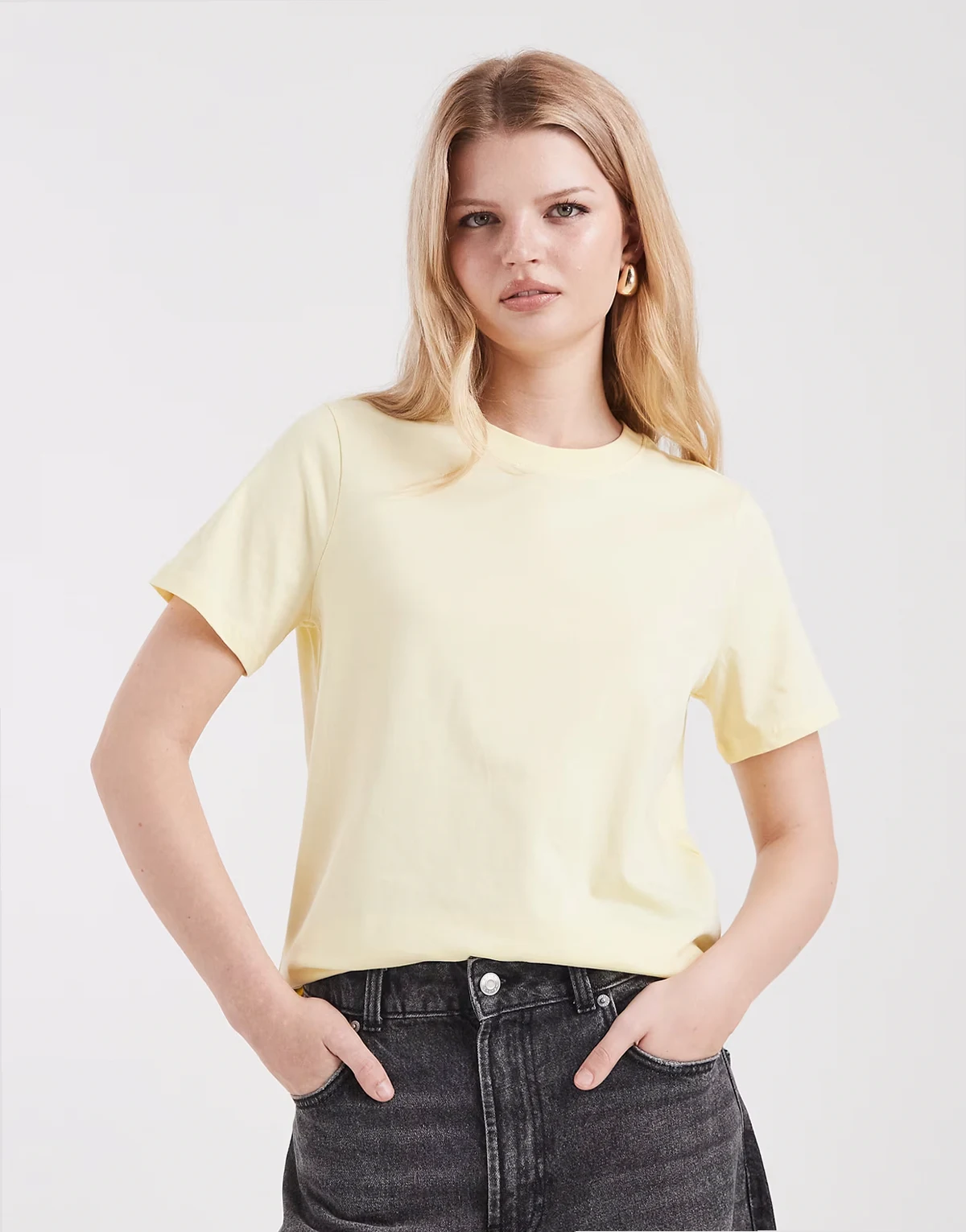 – Jasnożółty T-shirt o pudełkowym kroju