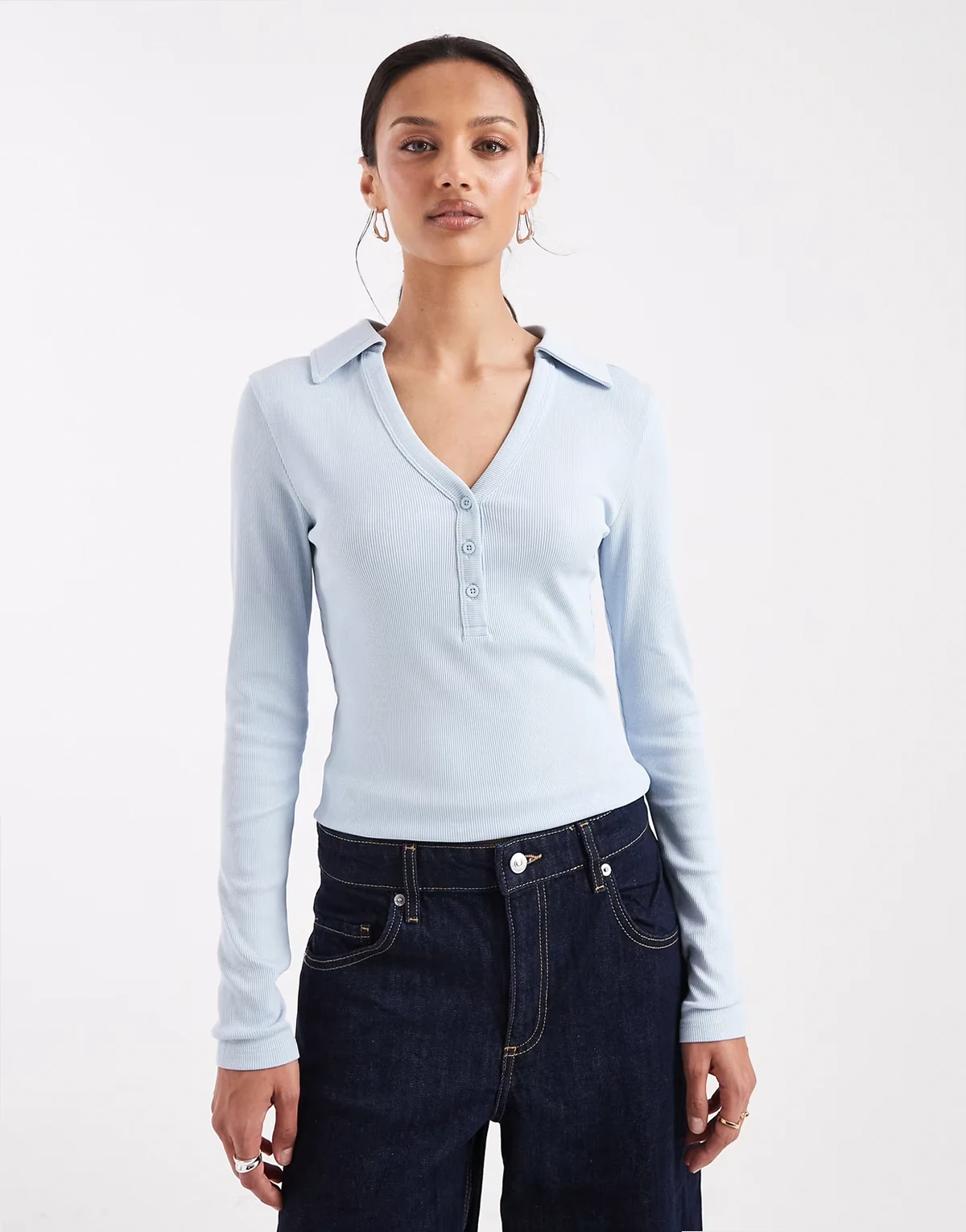 – Geripptes, eng geschnittenes Langarmshirt in Hellblau mit Henley-Ausschnitt und Kragen